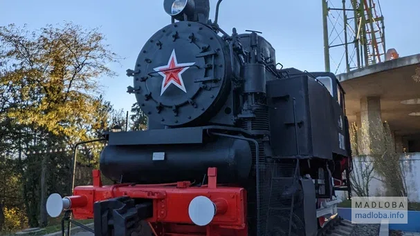 Памятник паровозу в парке Мтацминда - Тбилиси
