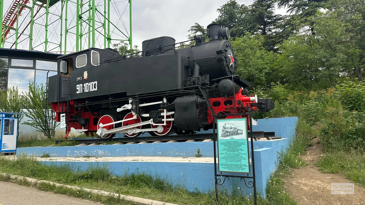 Памятник Руставскому паровозу в парке Мтацминда в Тбилиси