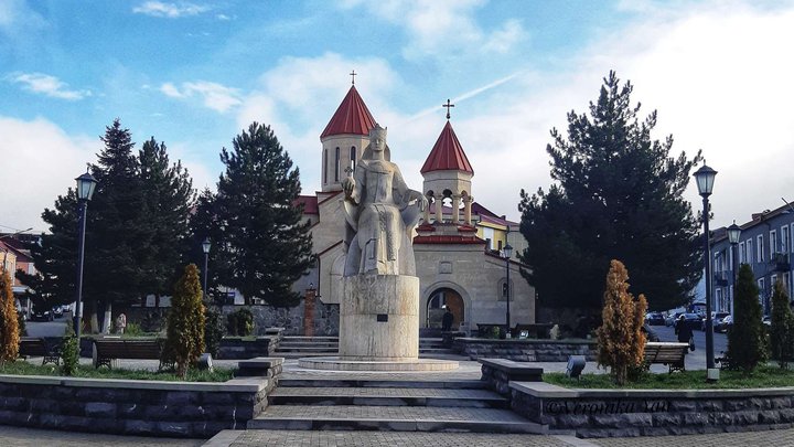 თამარა მეფის ძეგლი