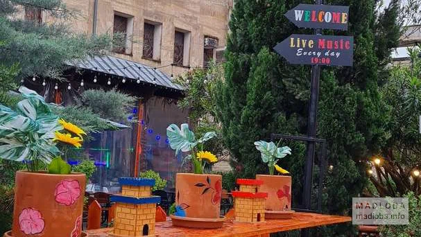 Указатель на место проведения дискотеки в хостеле Paradise Road
