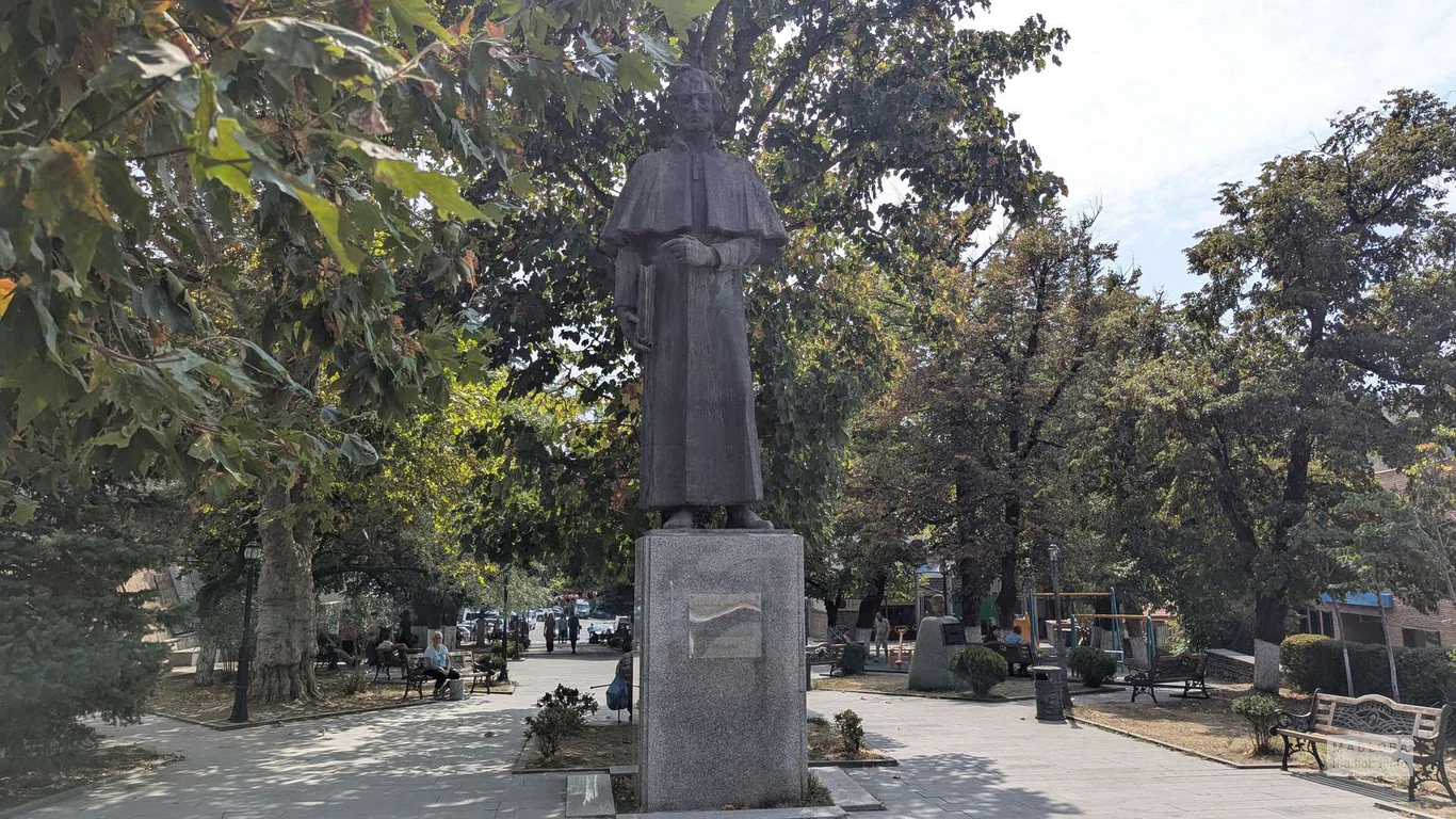 Памятник в полный рост в центре парка