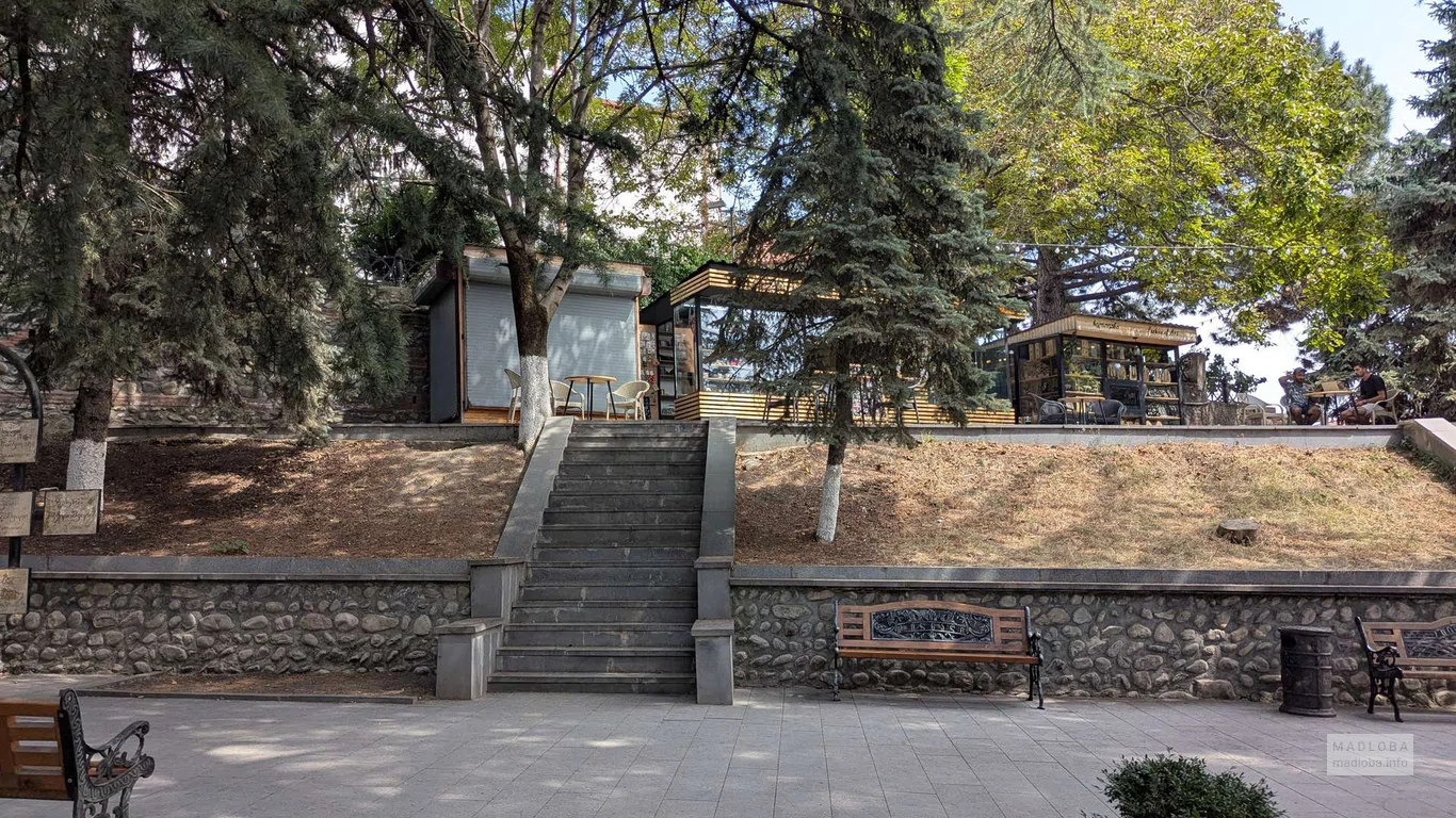 Лестница и лавочки у входа в парк 9 апреля