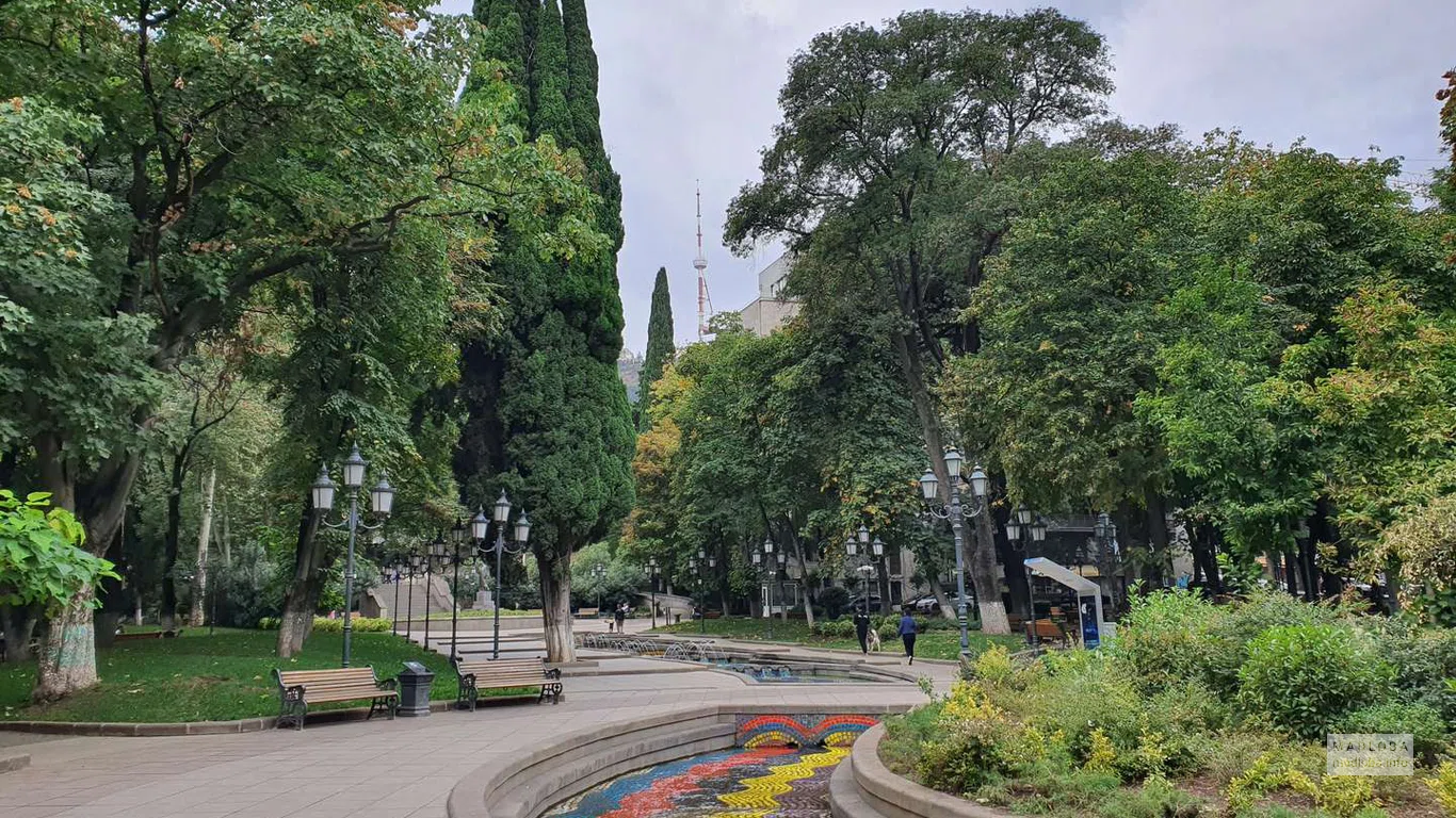 Аллеи в Парке Георгия Леонидзе