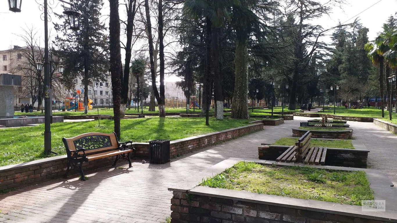 Скамейки на аллее в Парке Ирине в Зестафони