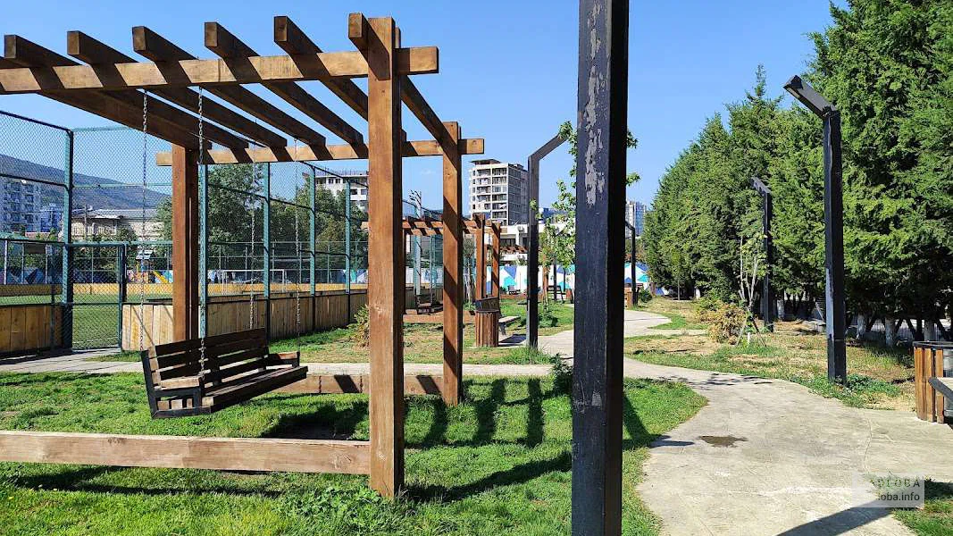 Парк отдыха с футбольной площадкой 1-й тупик Дмитрия Гулиа в Тбилиси