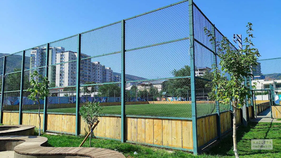 футбольная площадка в парке отдыха в Тбилиси
