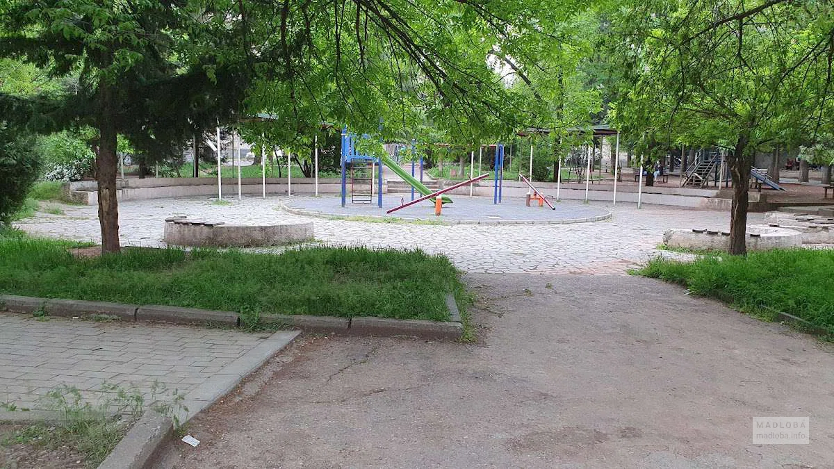 Небольшой парк со спортивной площадкой в переулке Джапаридзе в Тбилиси