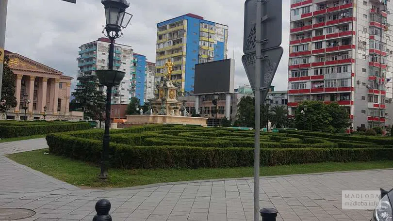 Парк перед входом в Батумский драматический театр