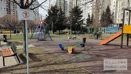 Детская площадка в парке шведско-грузинской дружбы в Тбилиси