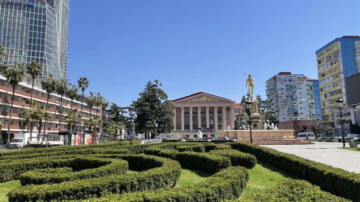 Park around the sculpture "Fountain of Neptune"