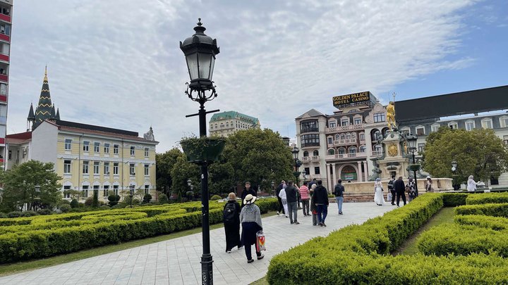 Park around the sculpture "Fountain of Neptune"