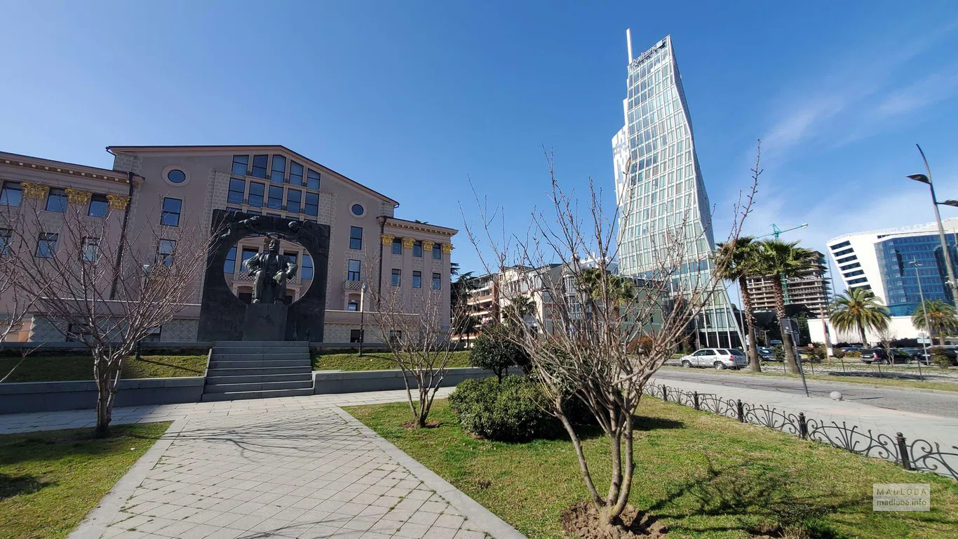 Парк возле Батумского драматического театра