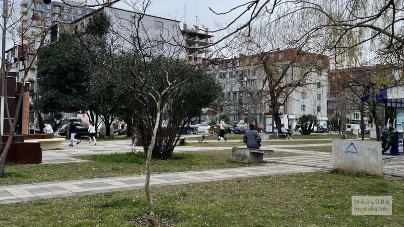 Парк возле церкви на улице Джавахишвили