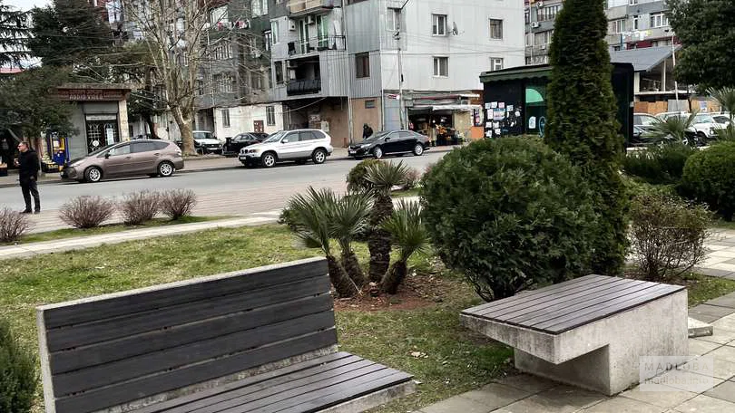 Парк возле церкви на улице Джавахишвили