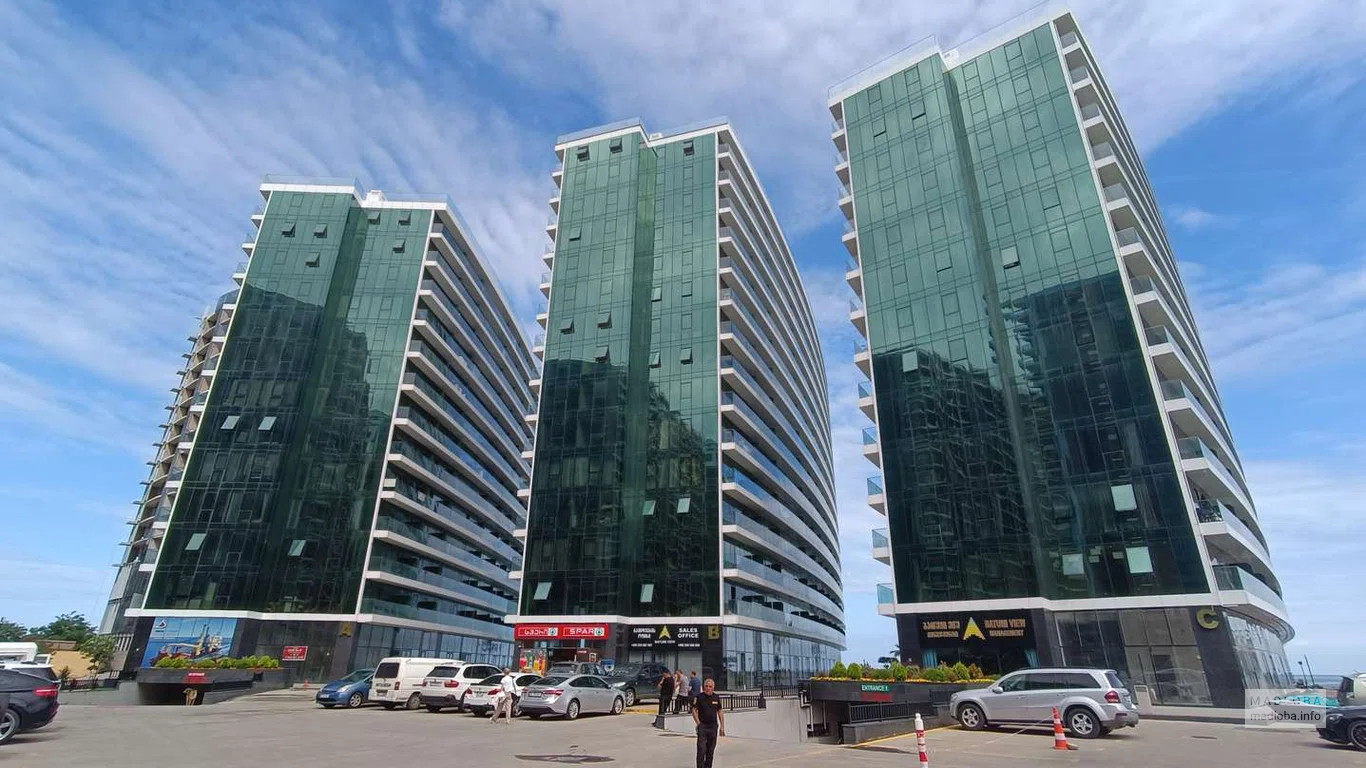 Парковка возле парка Леха и Марии Качиньских и ЖК "Batumi View"