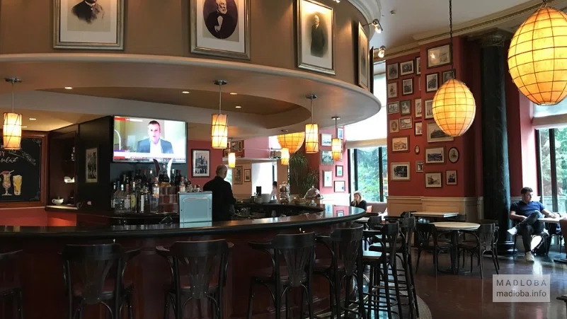 Барная стойка кафе Parnas Cafe Lounge & Restaurant