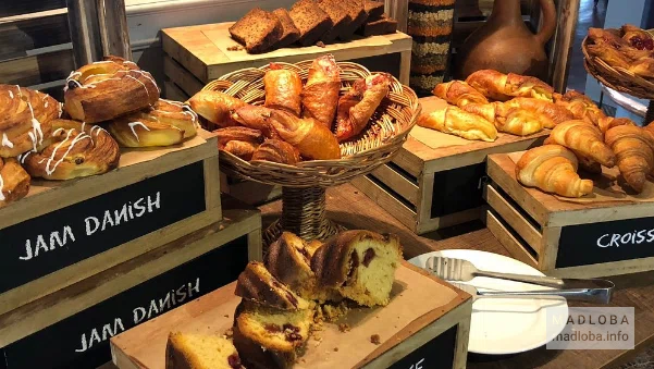 Выпечка в кафе Parnas Cafe Lounge & Restauran