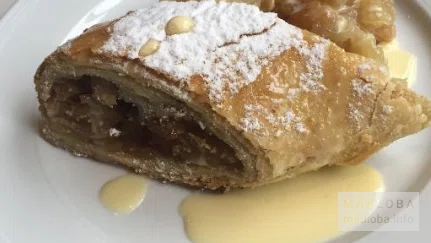 Грузинское кафе десерт на тарелке
