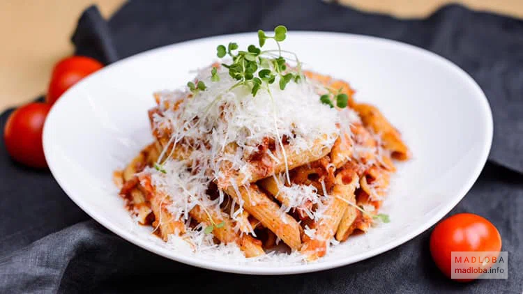 Паста с соусом в кафе Pasta Bar