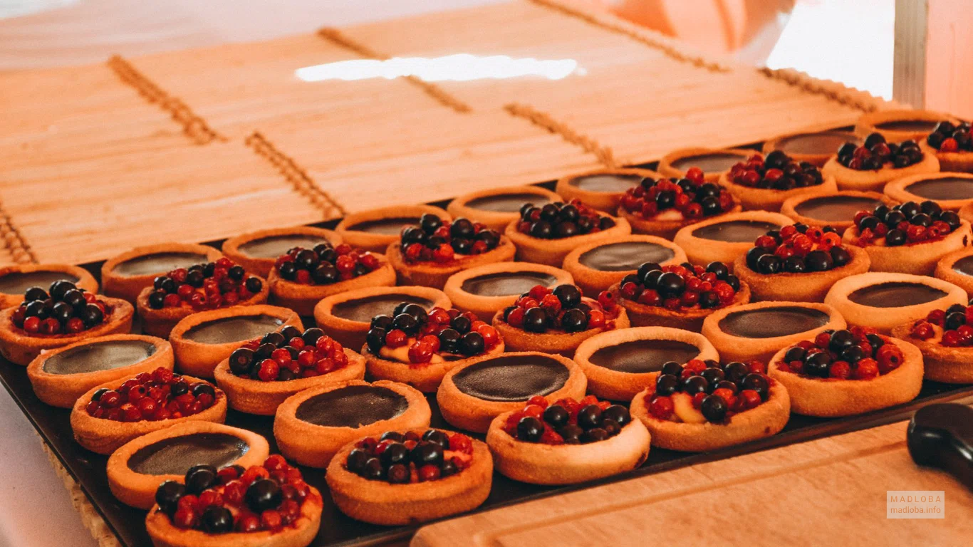 Тарталетки в кафе-пекарне Paul Bakery