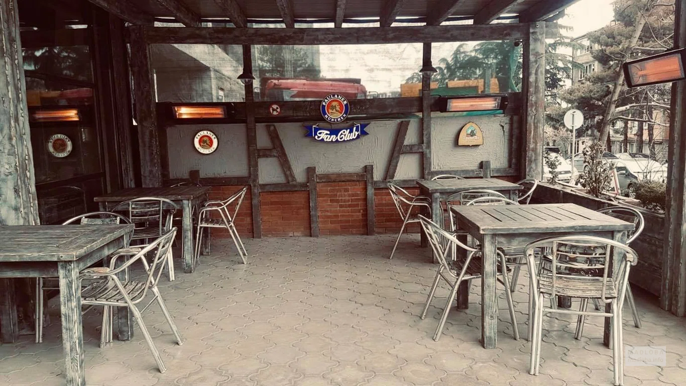 Столики для гостей в Paulaner Brotherhood