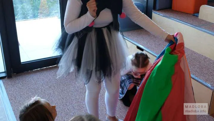 Аниматор развлекает детей в кафе Pause