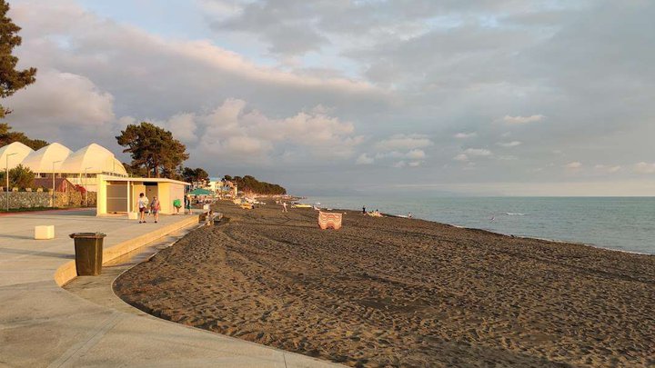 Sandy beach behind the Ureki embankment