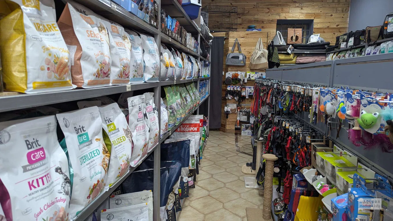 товар на полках магазина Pet Spot в Батуми