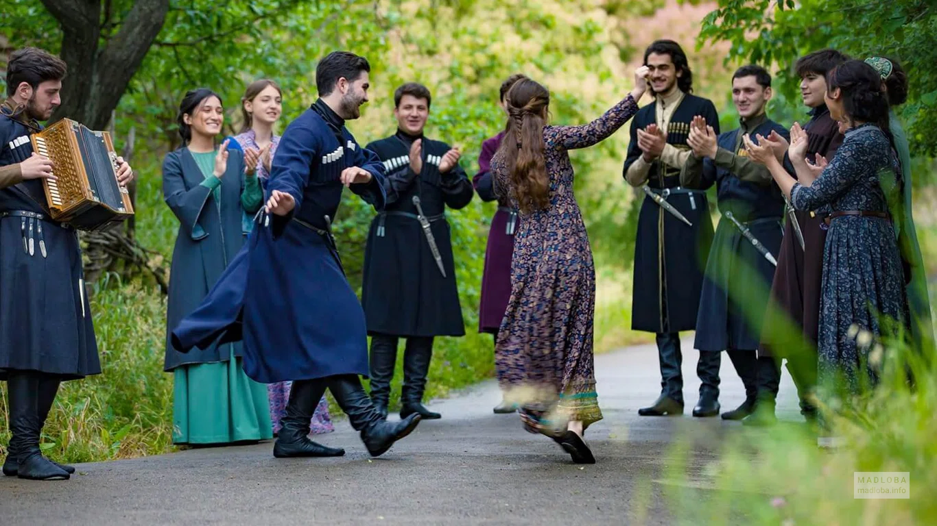 Национальные танцы Folk music group Pherkhisa
