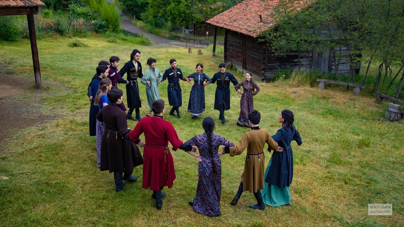 Выступление на улице Folk music group Pherkhisa