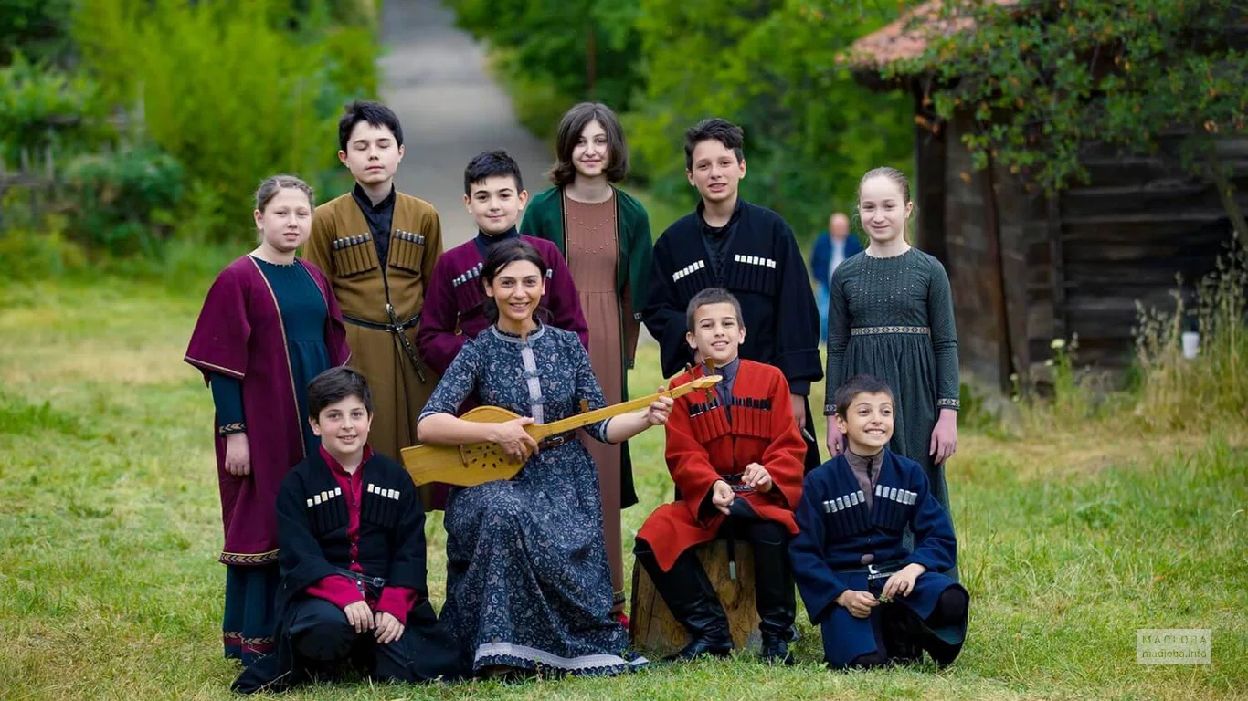 Музыкальный коллектив Folk music group Pherkhisa