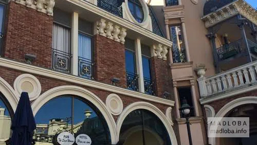 Вход в отель Piazza Four Colours