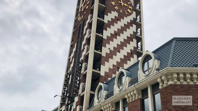 Вид здания отеля Piazza Four Colours