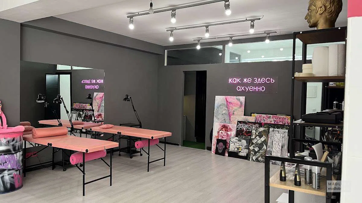 кушетки для клиентов в тату-студии Pink House