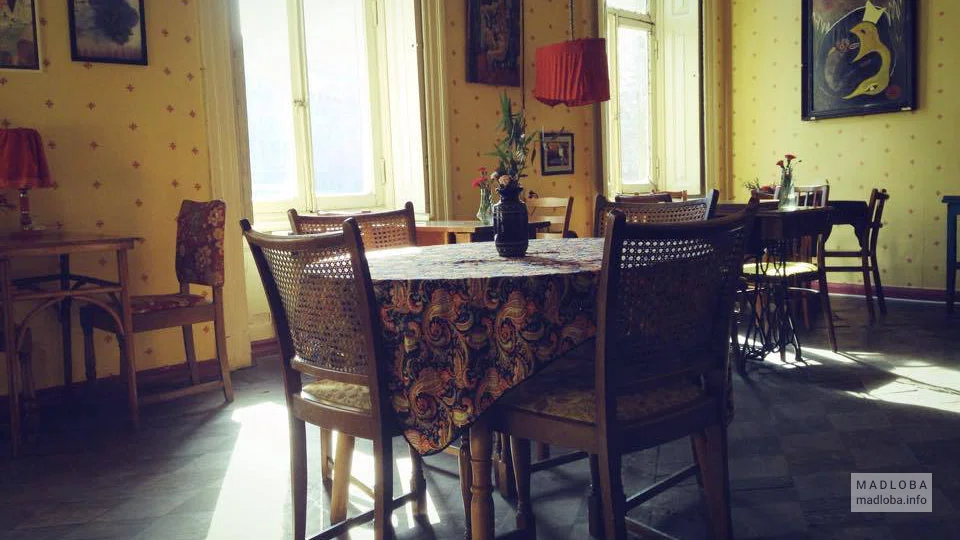 Интерьер Pirimze Bar в Грузии