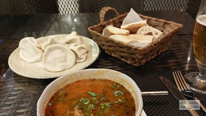 Подача блюд грузинской кухни