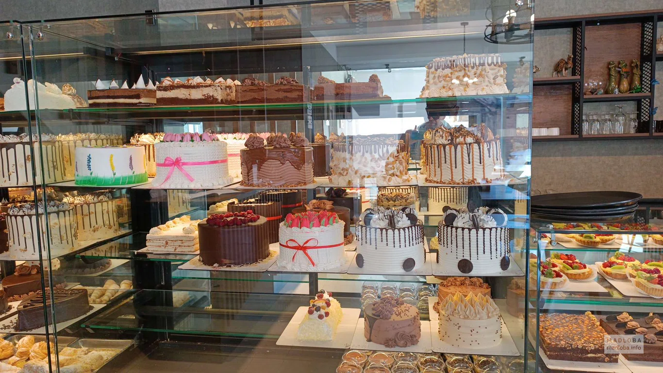 торты на витрине в кафе Pizza and Cake House