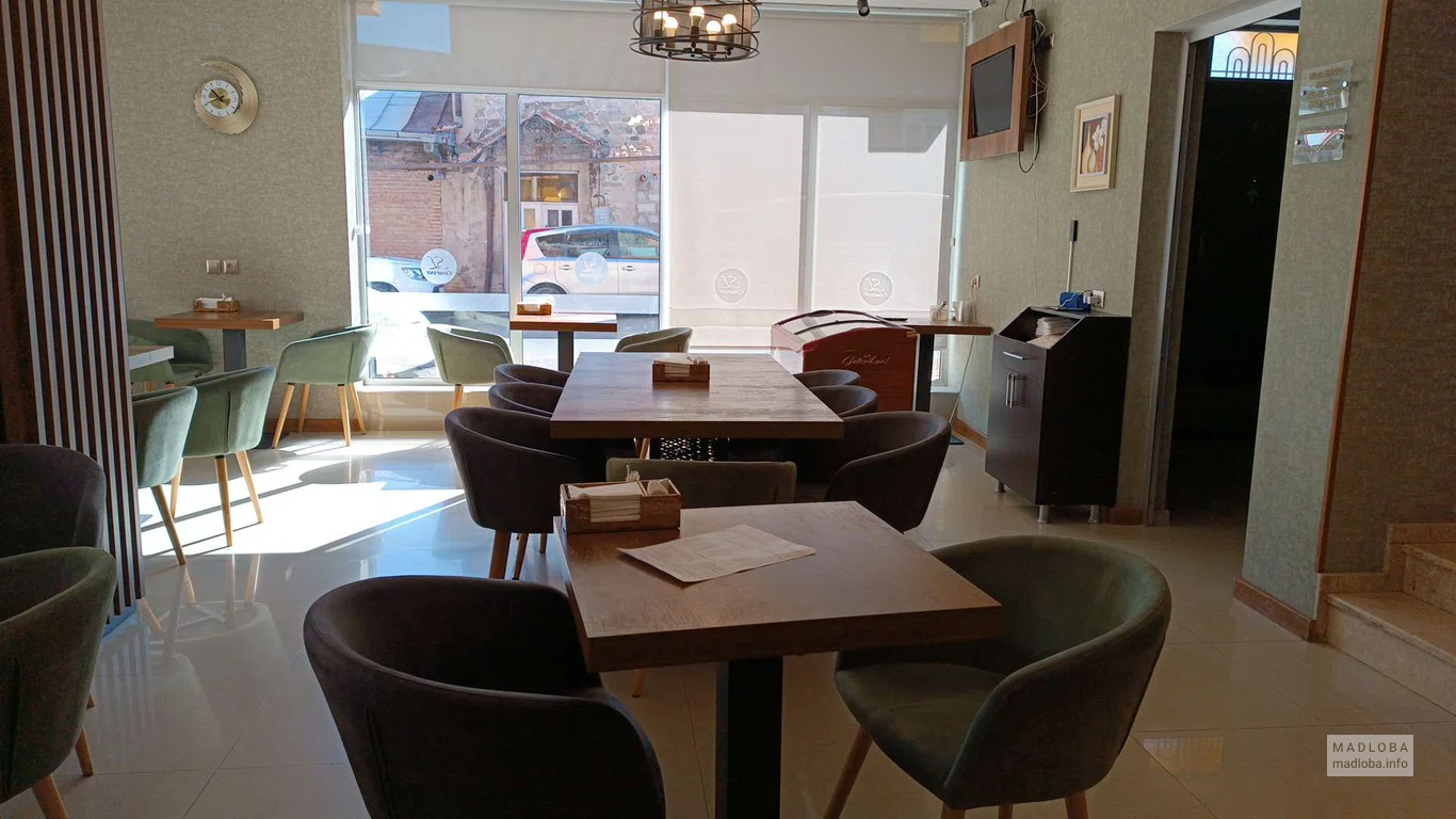 столики в кафе Pizza and Cake House