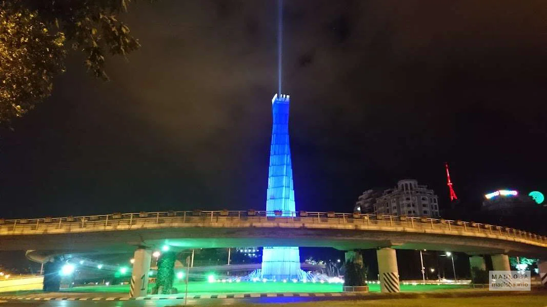 Площадь Героев в вечернее время