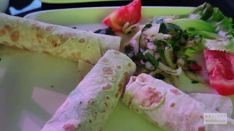Люля-кебаб в лаваше с овощами