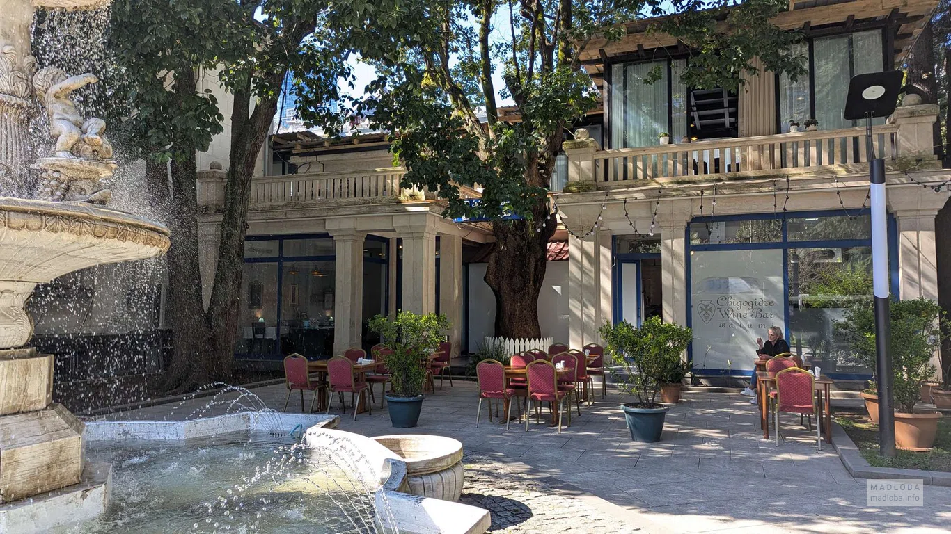 Уличные столики ресторана Porta Blu