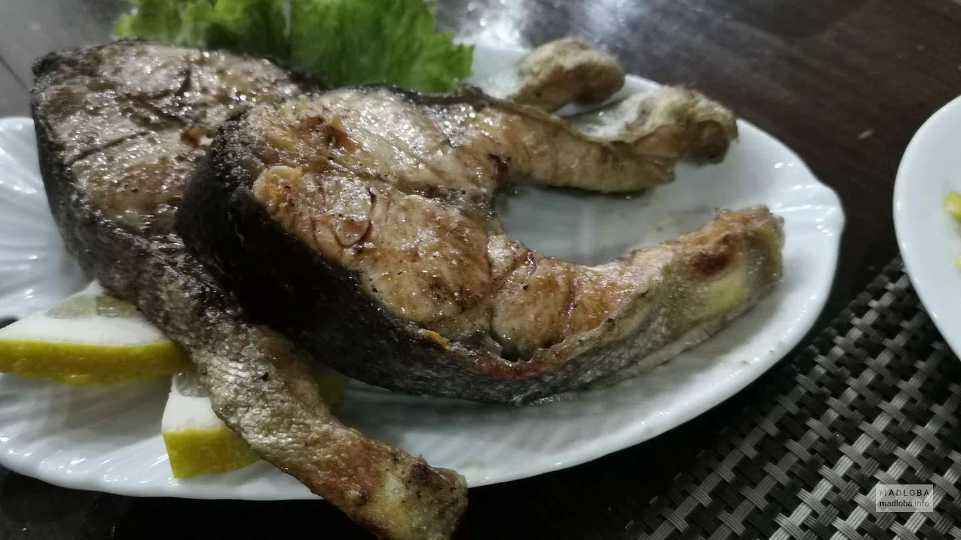 Подача жареной рыбы