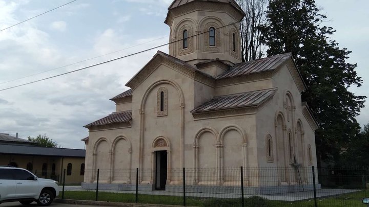 ზუგდიდის წმინდა პეტრესა და პავლეს სახელობის ეკლესია