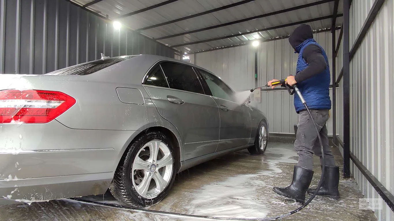 Автомойщик за работой в Pride Detailing в Батуми