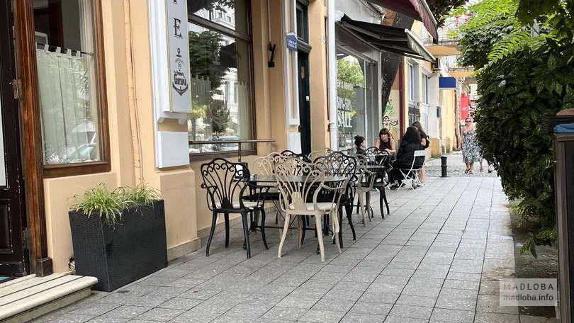 Уличные столики в кафе Приветъ из Батума