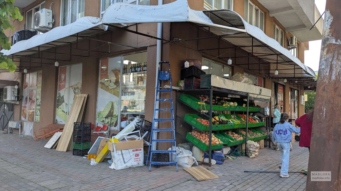 Продуктовый магазин с овощами и фруктами на улице 26 Мая в Батуми