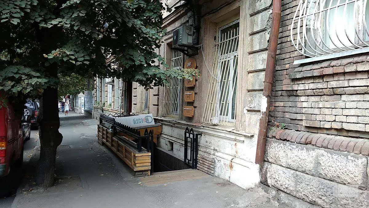 Вход в офис проката автомобилей Cars4rent в Тбилиси