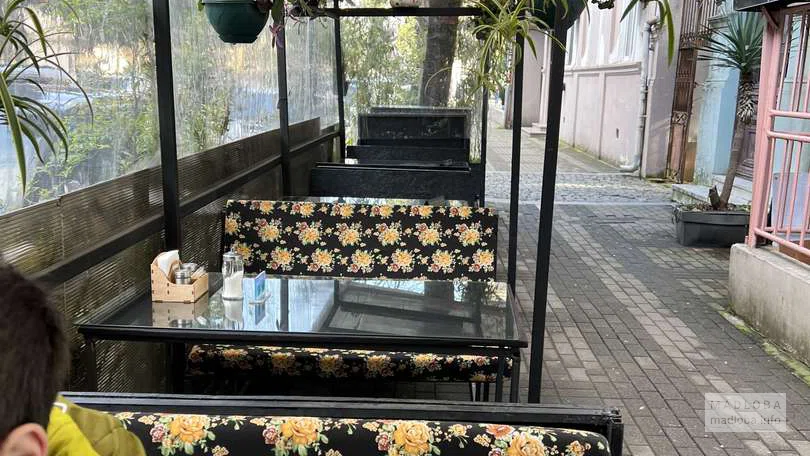Столики на веранде  Provence cafe Batumi