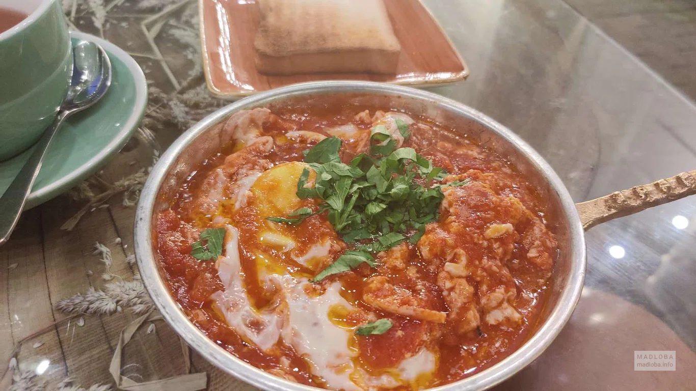 Подача блюда Provence cafe Batumi