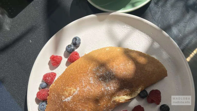 Десерт с кофе в  Provence cafe Batumi